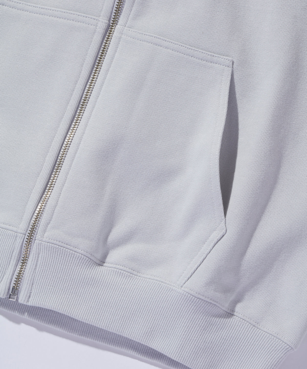 Schräges Kapuzensweatshirt mit Reißverschluss