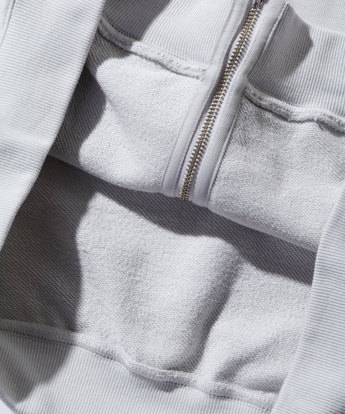 Schräges Kapuzensweatshirt mit Reißverschluss