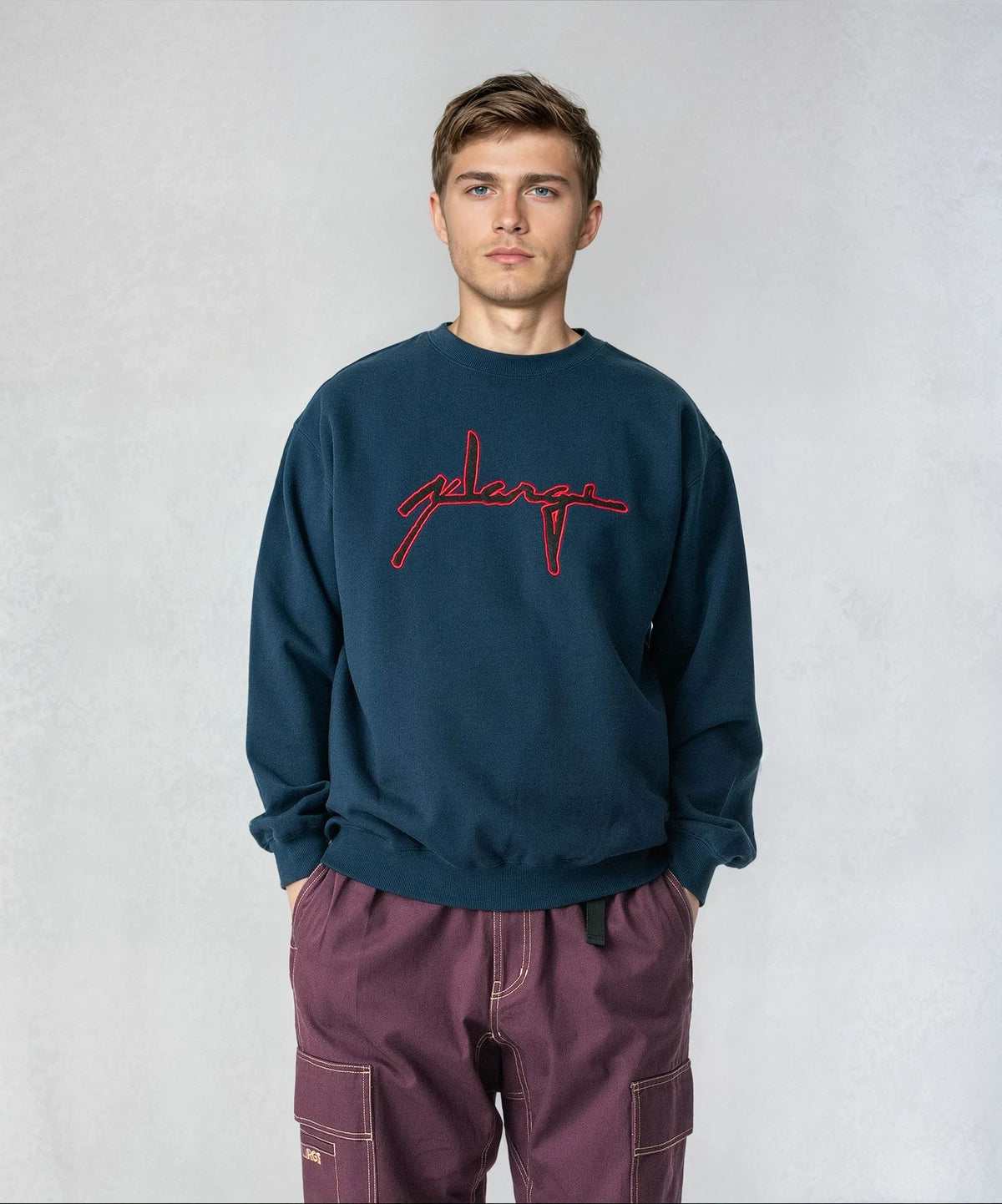 SWEATSHIRT MIT RUNDHALSAUSSCHNITT UND DISTORTION-LOGO