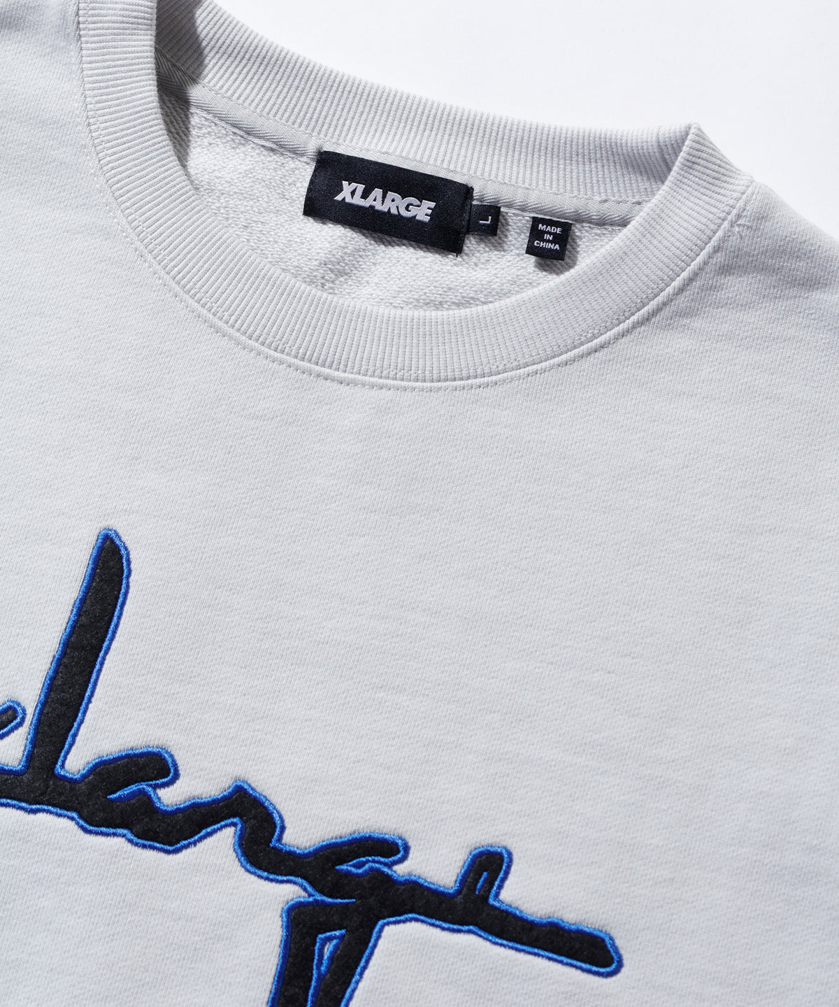 SWEATSHIRT MIT RUNDHALSAUSSCHNITT UND DISTORTION-LOGO