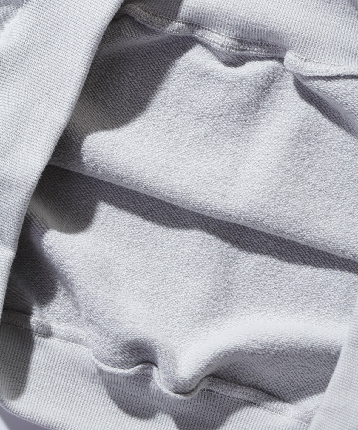 SWEATSHIRT MIT RUNDHALSAUSSCHNITT UND DISTORTION-LOGO