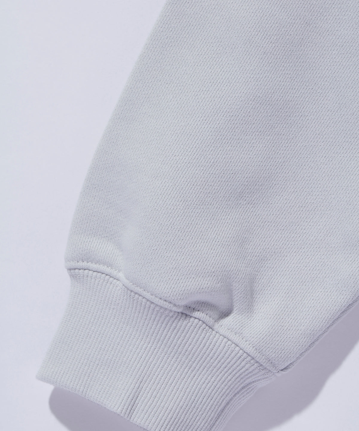 SWEATSHIRT MIT RUNDHALSAUSSCHNITT UND DISTORTION-LOGO