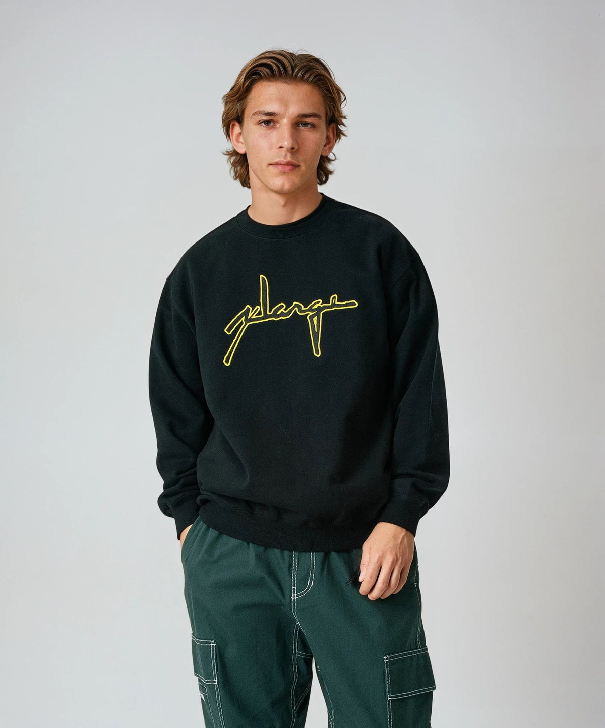 SWEATSHIRT MIT RUNDHALSAUSSCHNITT UND DISTORTION-LOGO