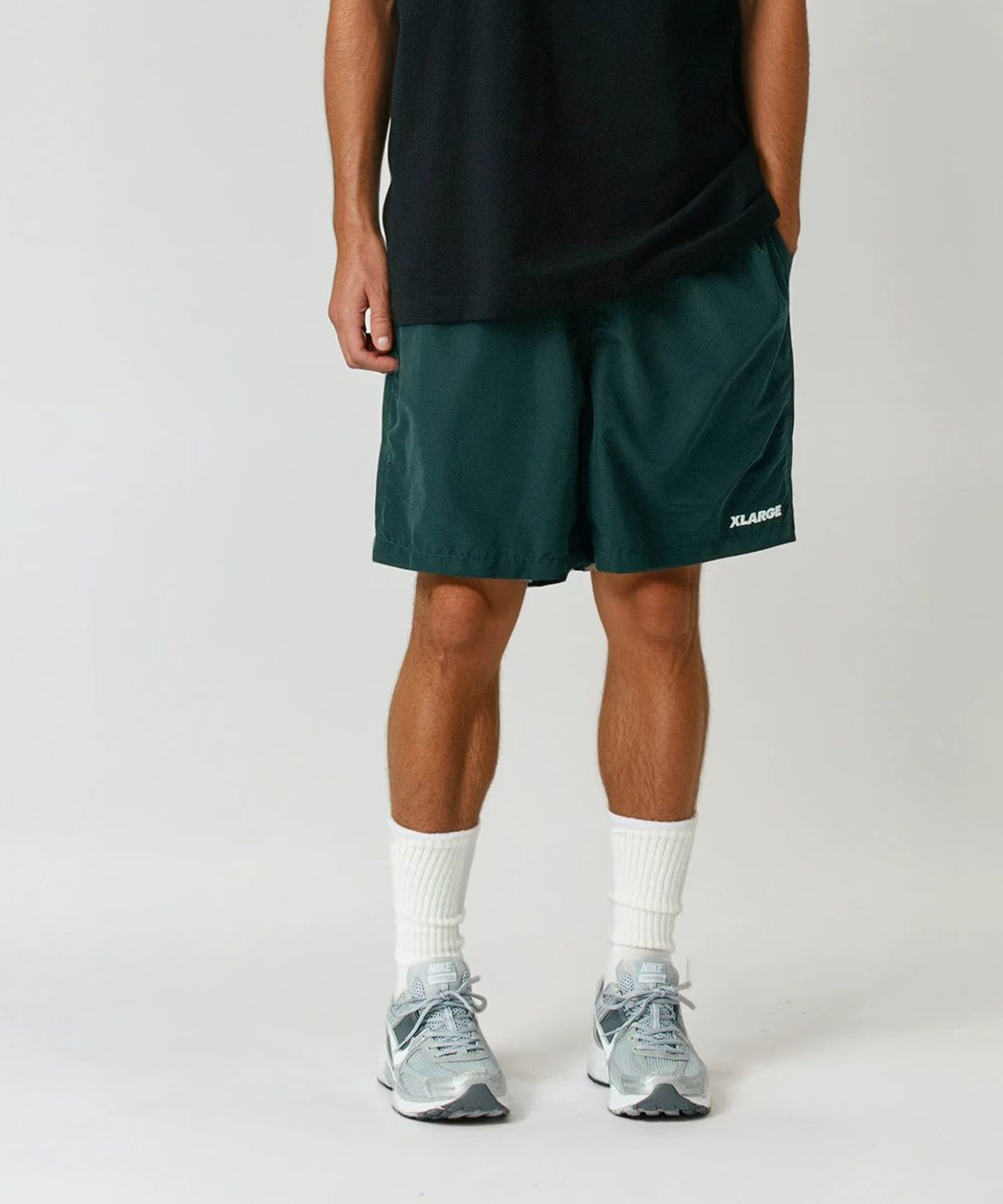 KURZE HOSE AUS NYLON MIT STICKEREI