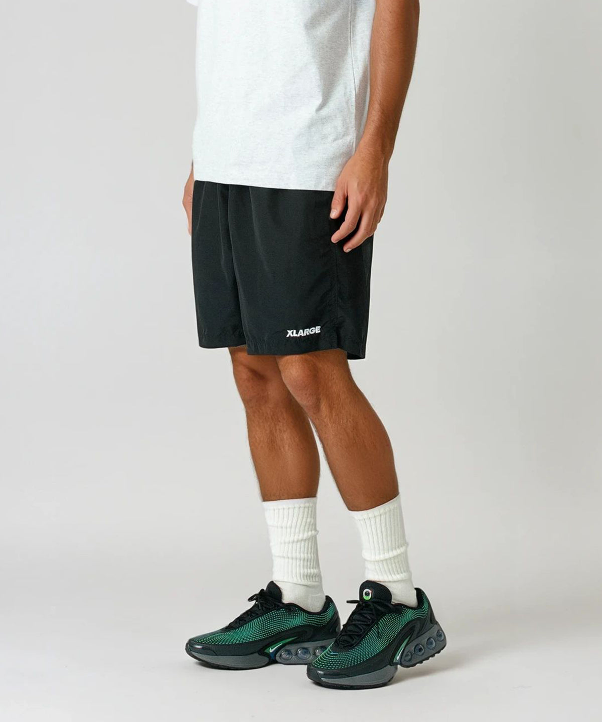 KURZE HOSE AUS NYLON MIT STICKEREI