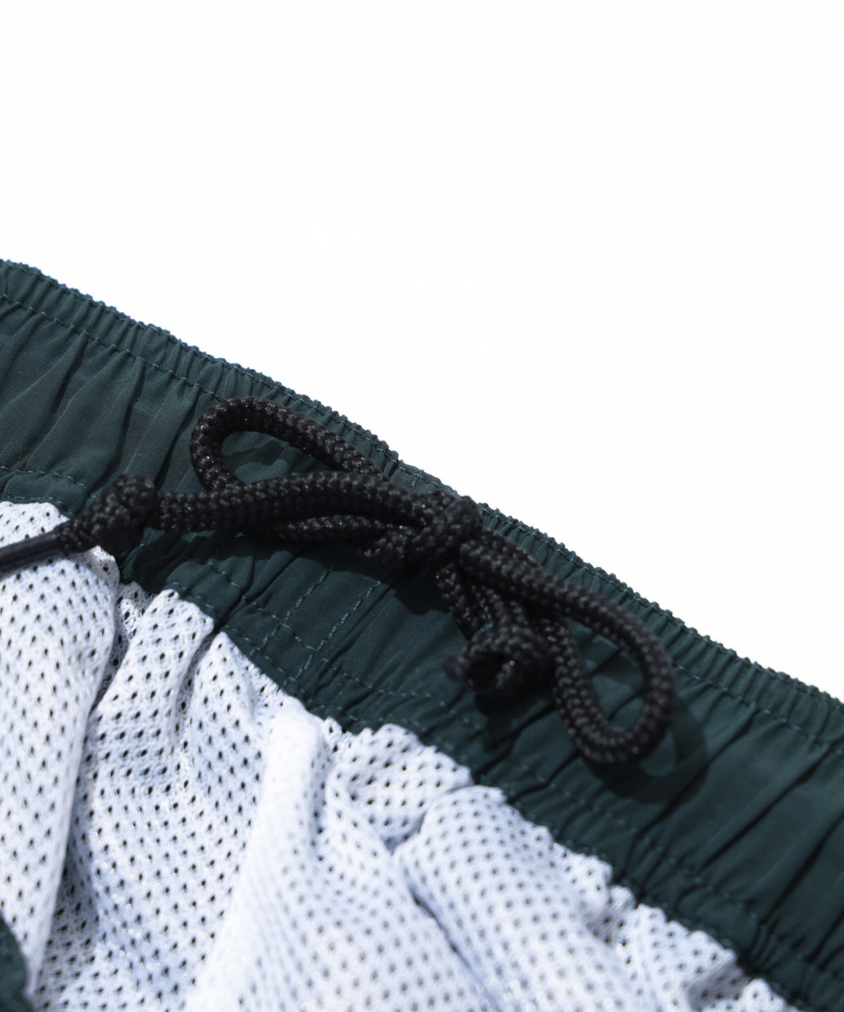 KURZE HOSE AUS NYLON MIT STICKEREI