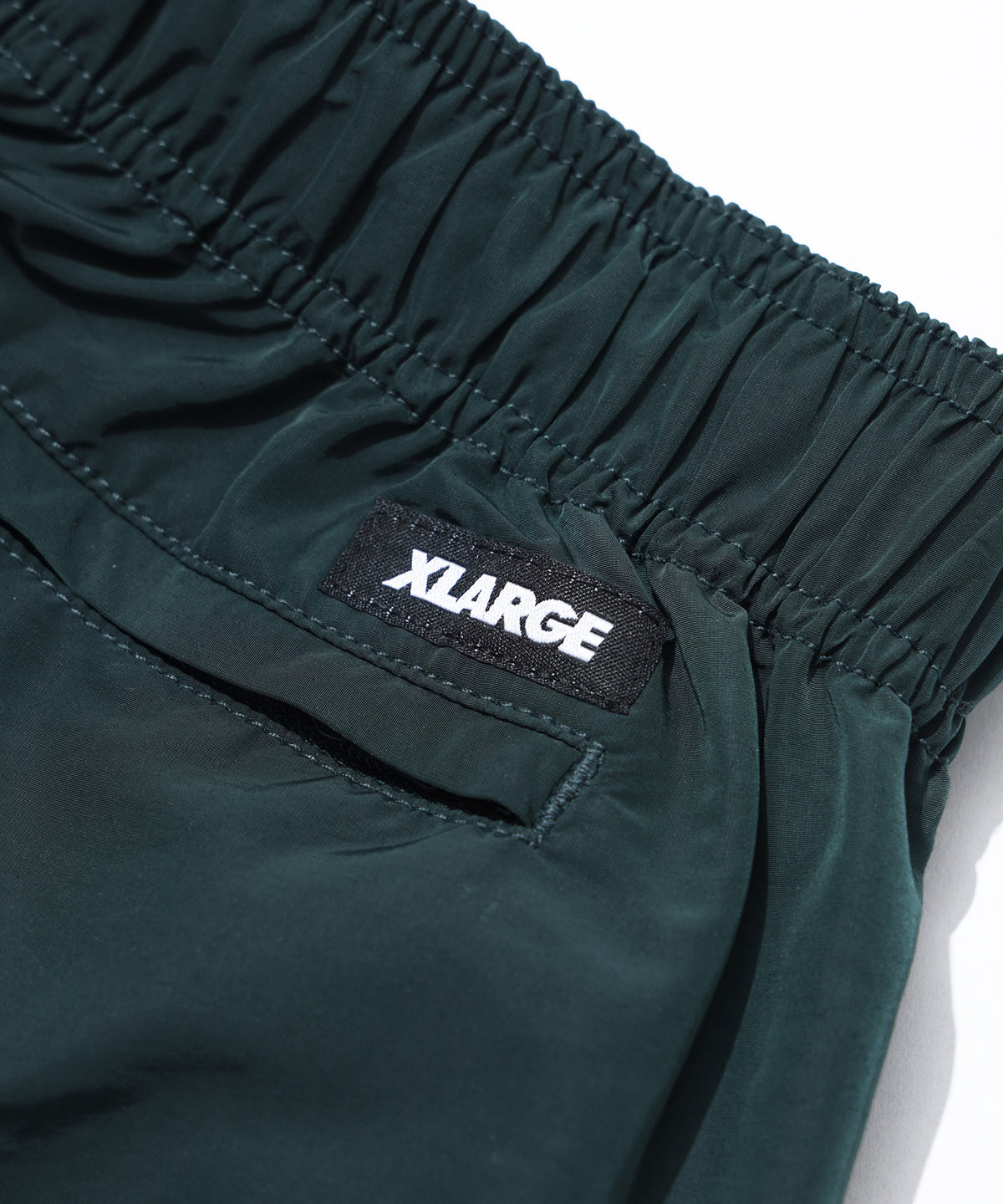 KURZE HOSE AUS NYLON MIT STICKEREI