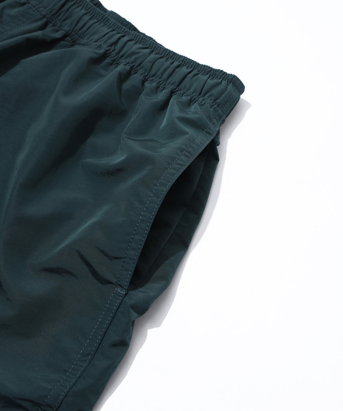 KURZE HOSE AUS NYLON MIT STICKEREI