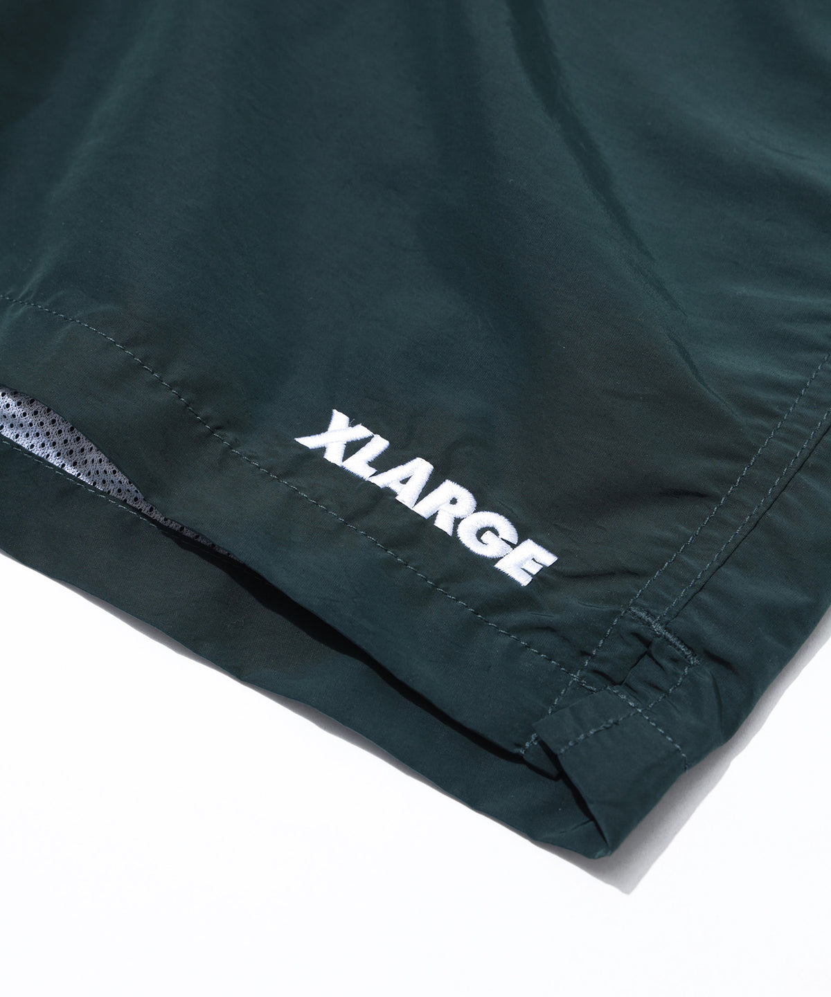 KURZE HOSE AUS NYLON MIT STICKEREI