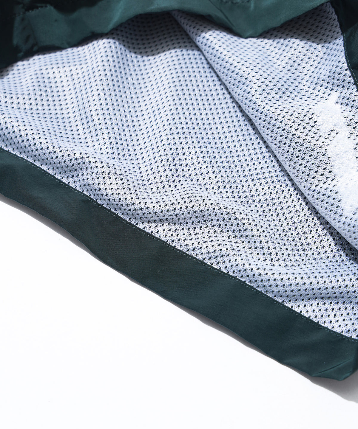 KURZE HOSE AUS NYLON MIT STICKEREI