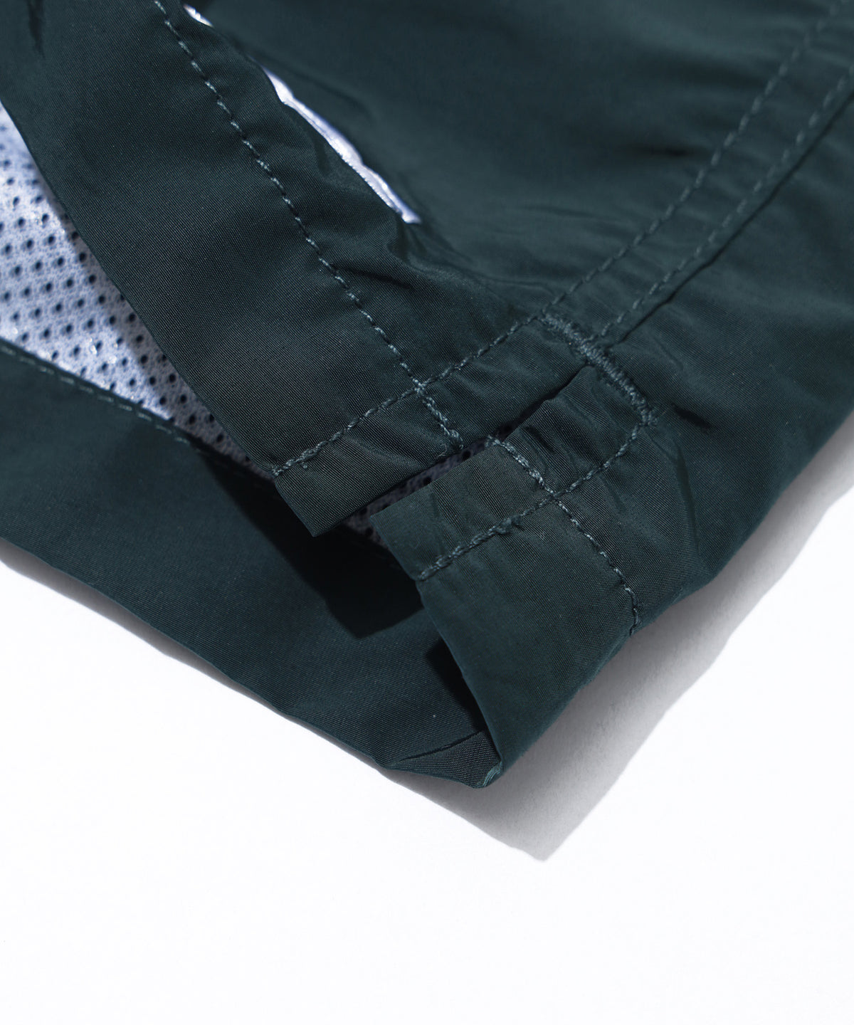 KURZE HOSE AUS NYLON MIT STICKEREI